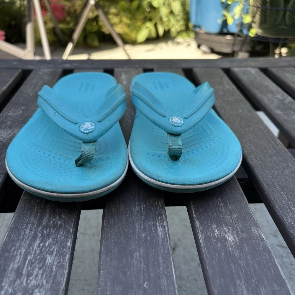 Crocs Kids J2 Blue Flip Flop Sandals Beach Pool Summer Lightweight Comfort